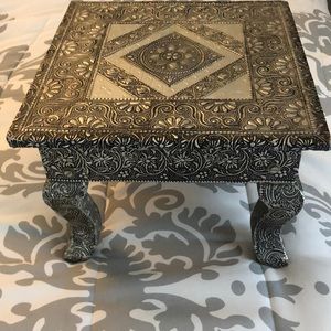 Plant stand,Decorative with a silver design.